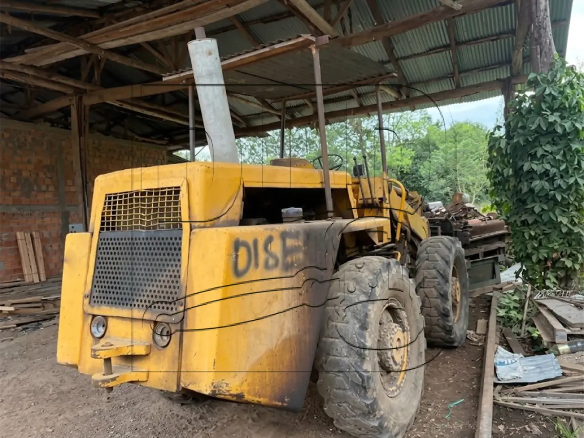 LOTE 001 - Pá Carregadeira