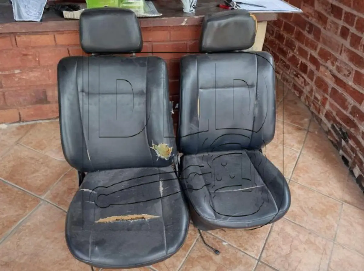 LOTE 001 - Par de Bancos