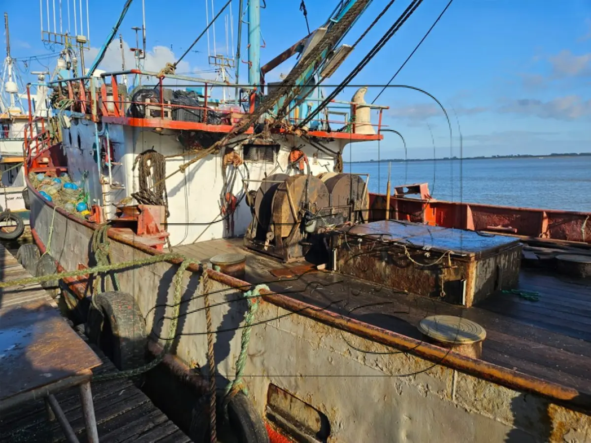 LOTE 002 - Duas Embarcações