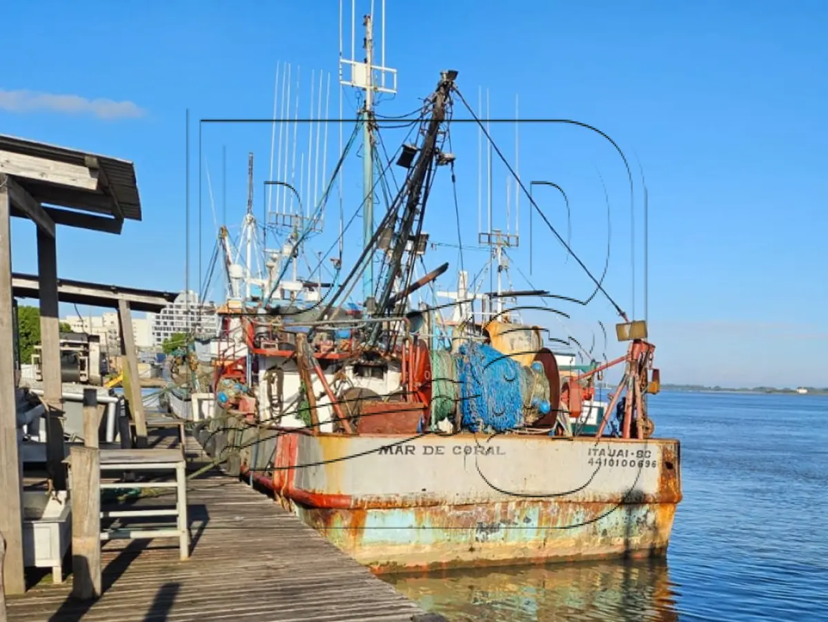 LOTE 002 - Duas Embarcações
