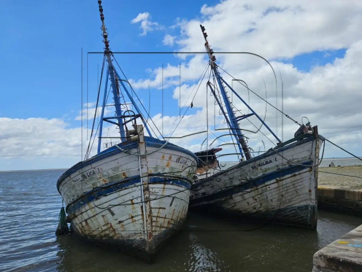 LOTE 001 - Duas Embarcações