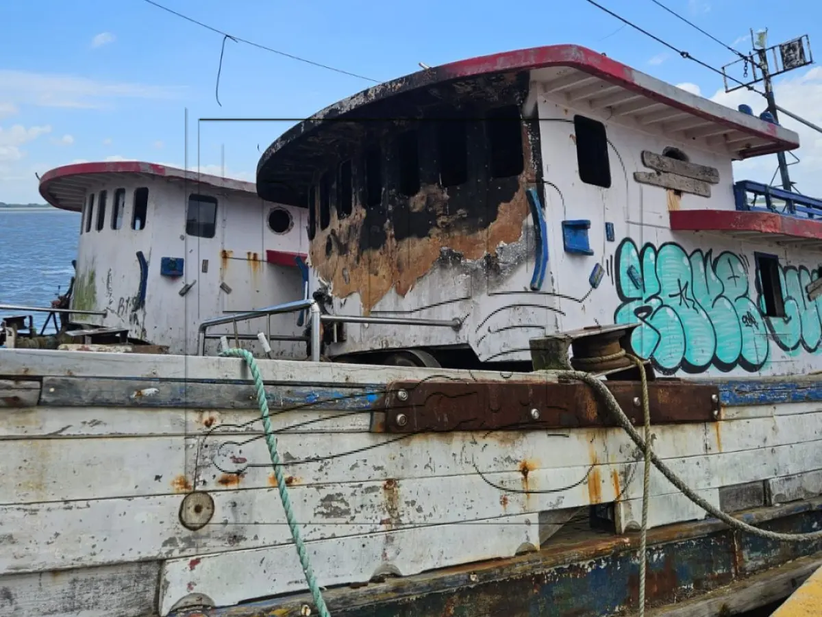 LOTE 001 - Duas Embarcações