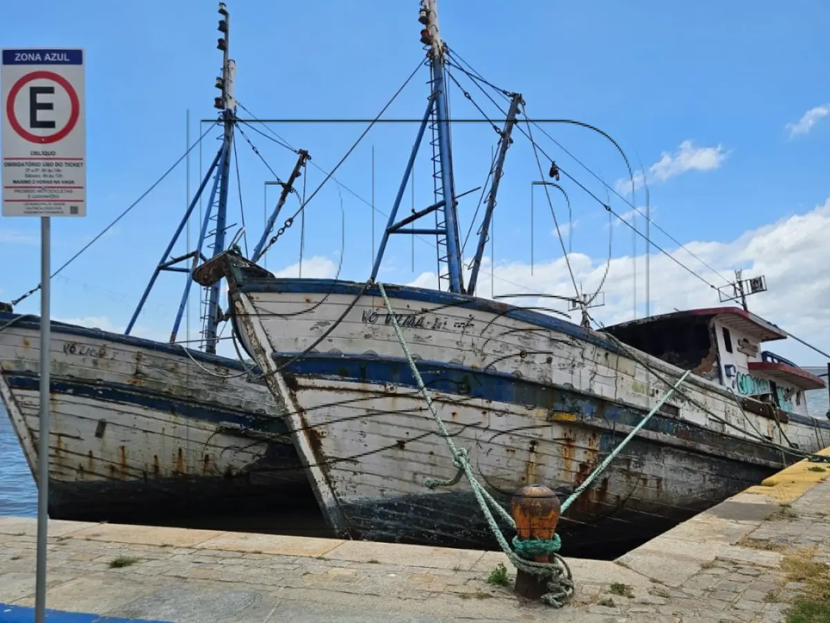LOTE 001 - Duas Embarcações