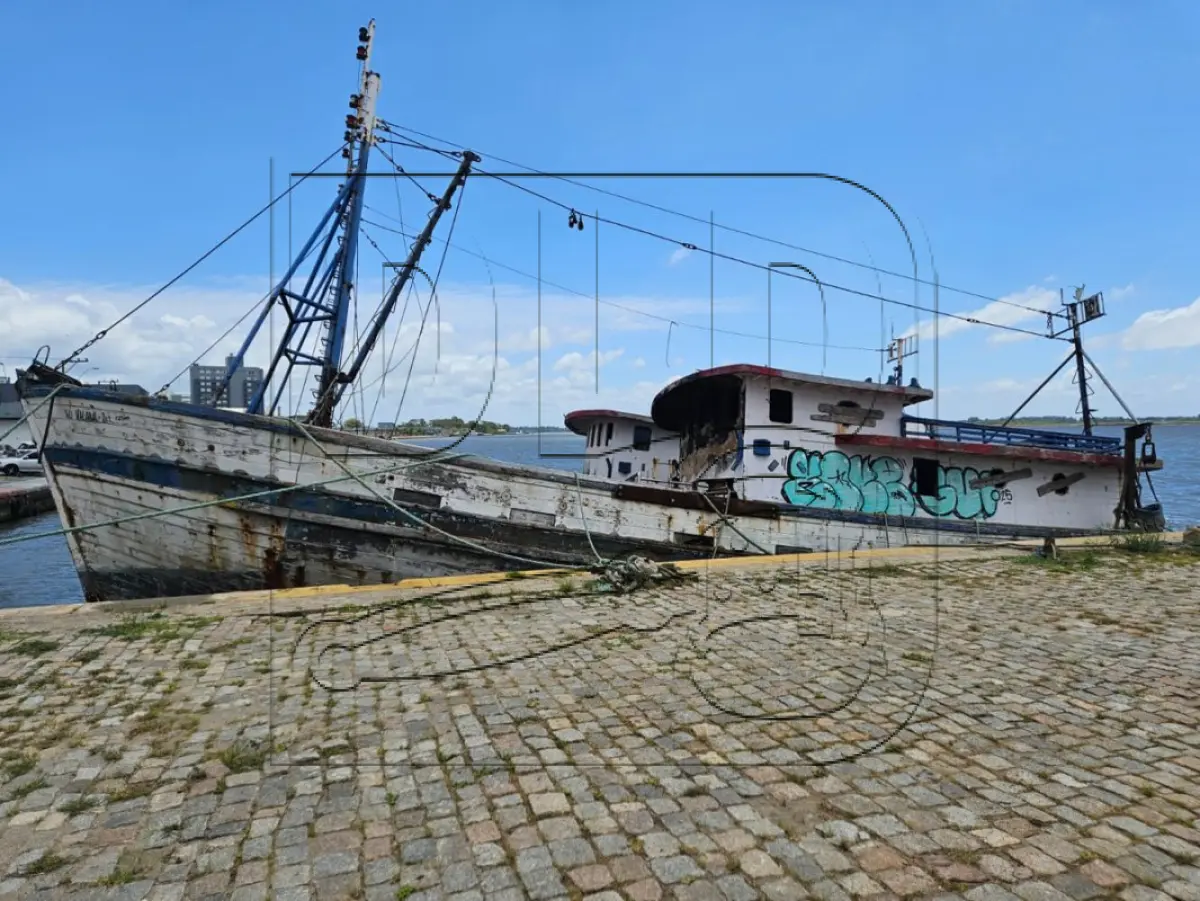 LOTE 001 - Duas Embarcações