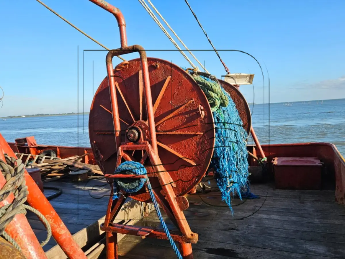 LOTE 002 - Duas Embarcações