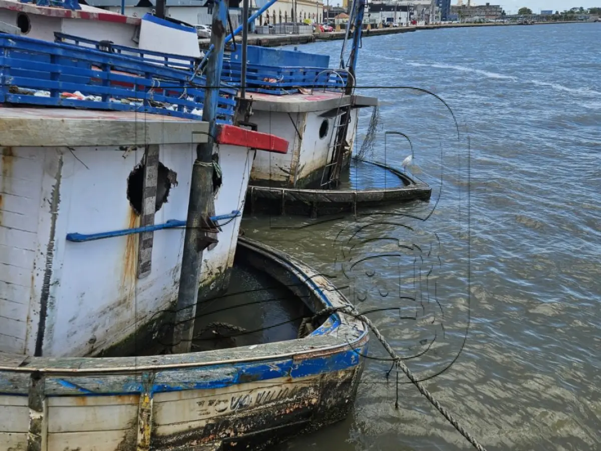 LOTE 001 - Duas Embarcações
