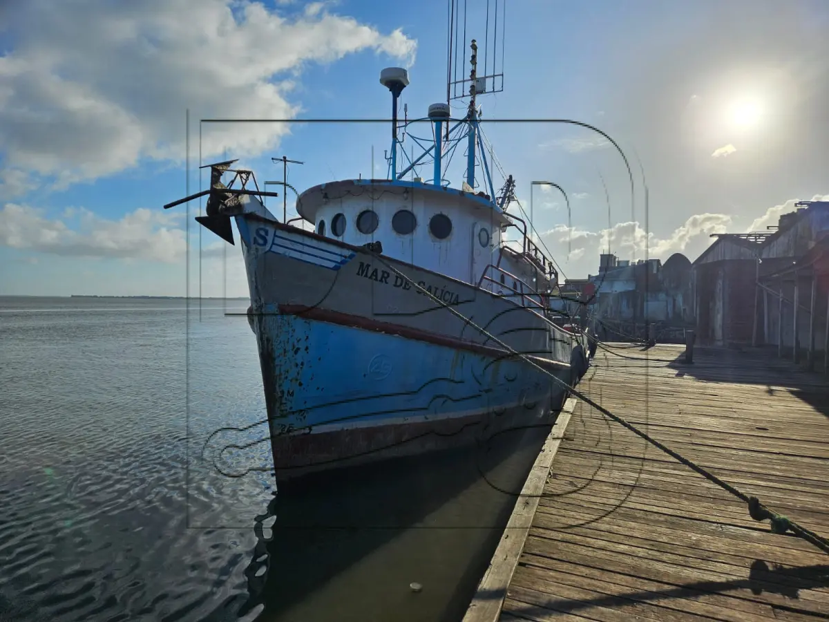 LOTE 002 - Duas Embarcações