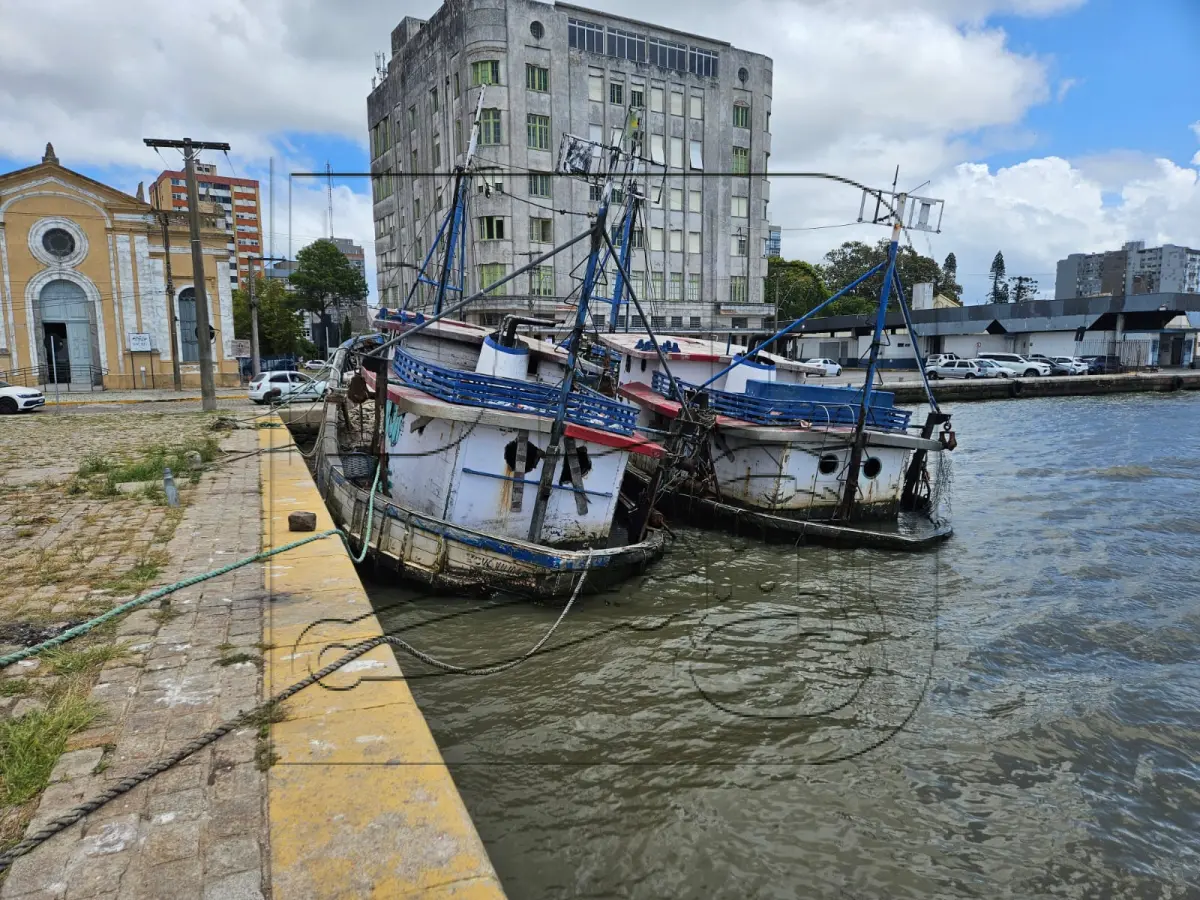 LOTE 001 - Duas Embarcações